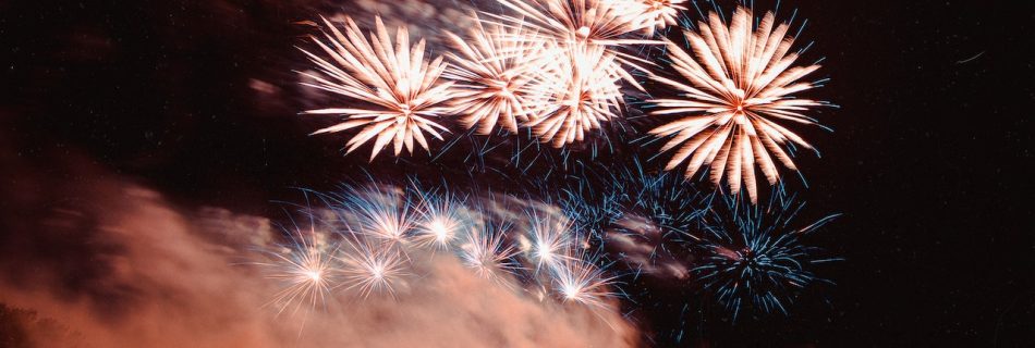 fuochi d'artificio Foto di Jonas Von Werne: https://www.pexels.com/it-it/foto/persone-che-guardano-i-fuochi-d-artificio-durante-la-notte-2893330/